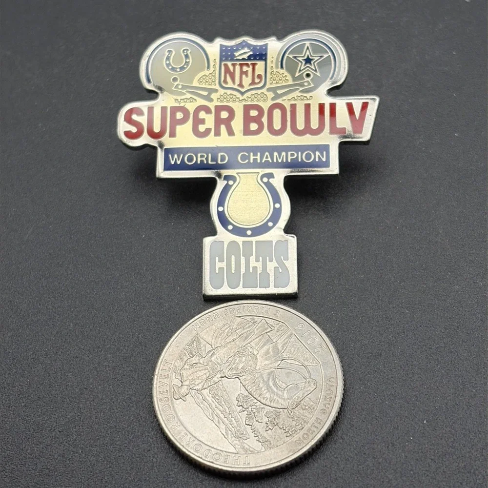 Super Bowl V‎ Dallas Cowboys Indianapolis Colts NFL Football Lapel Hat Pin